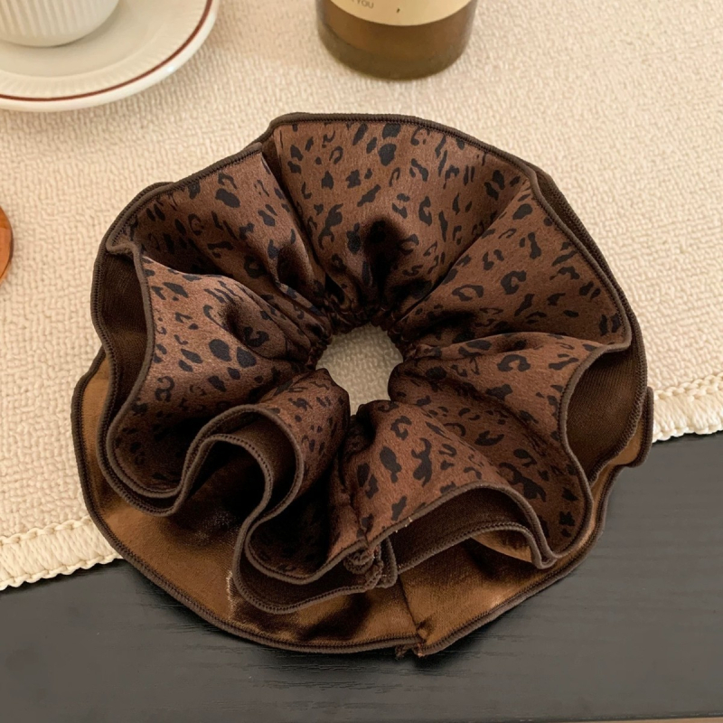 Scrunchie za kosu s leopard uzorkom, retro stil – materijal: tkanina, ručna izrada, personalizirani trend