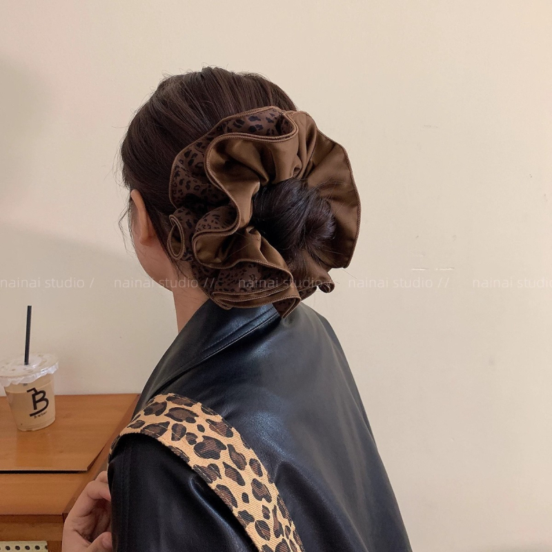 Scrunchie za kosu s leopard uzorkom, retro stil – materijal: tkanina, ručna izrada, personalizirani trend