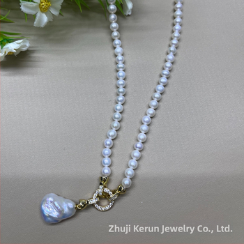 Príveskový náhrdelník s sladkovodnou perlou, perla takmer kruhového tvaru, súčiastky zo zliatiny, jednoduchý ženský štýl