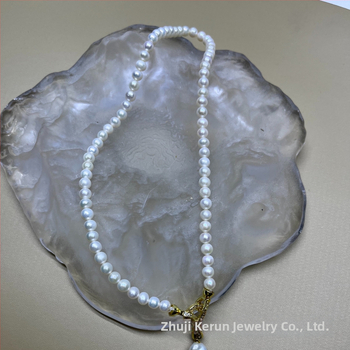 Príveskový náhrdelník s sladkovodnou perlou, perla takmer kruhového tvaru, súčiastky zo zliatiny, jednoduchý ženský štýl