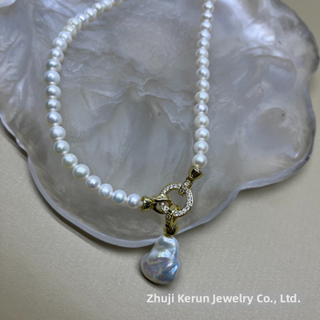 Príveskový náhrdelník s sladkovodnou perlou, perla takmer kruhového tvaru, súčiastky zo zliatiny, jednoduchý ženský štýl