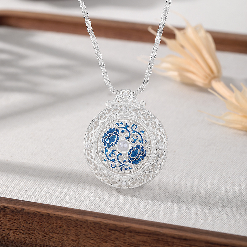 Ogrlica s kompasnim privjeskom i porcelinskim motívom cvijeta, bakrena podloga, srebrni premaz, kineski stil