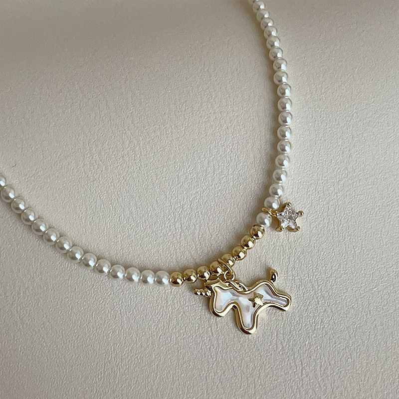 Nauš s višeslojni geometrijski lanac i privjeskom od majčine biserne perle s motivom jednoroga i zvijezde, elektropoliran metal