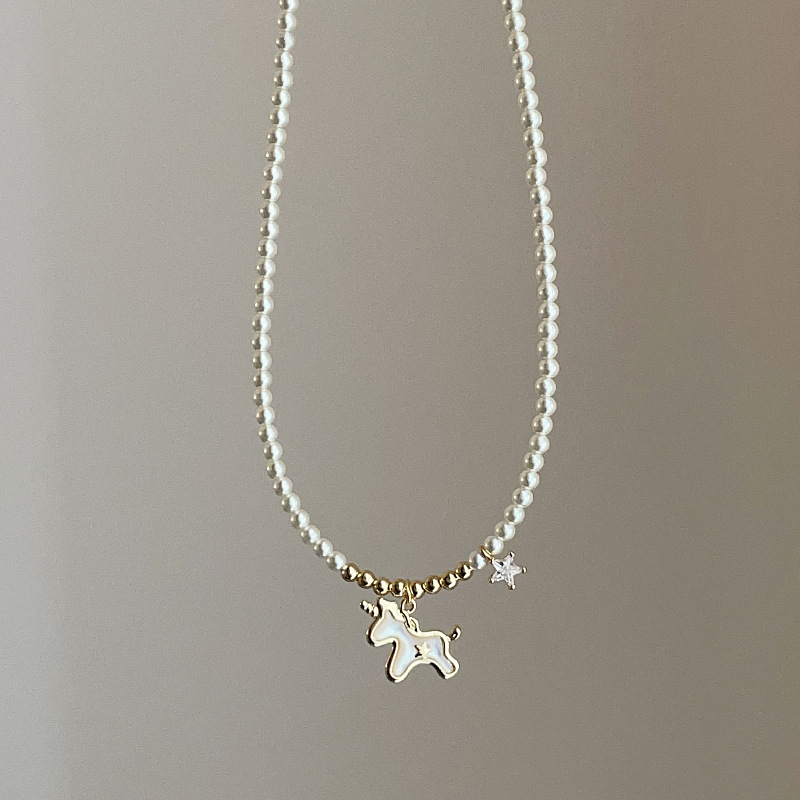 Nauš s višeslojni geometrijski lanac i privjeskom od majčine biserne perle s motivom jednoroga i zvijezde, elektropoliran metal