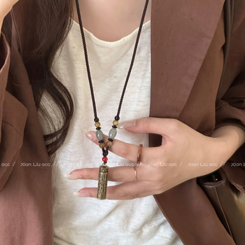 Etno stil ogrlica s pletenim užetom od mosadze i privjeskom od bakra, ručna izrada, geometrijski oblik, književno retro stil, unisex