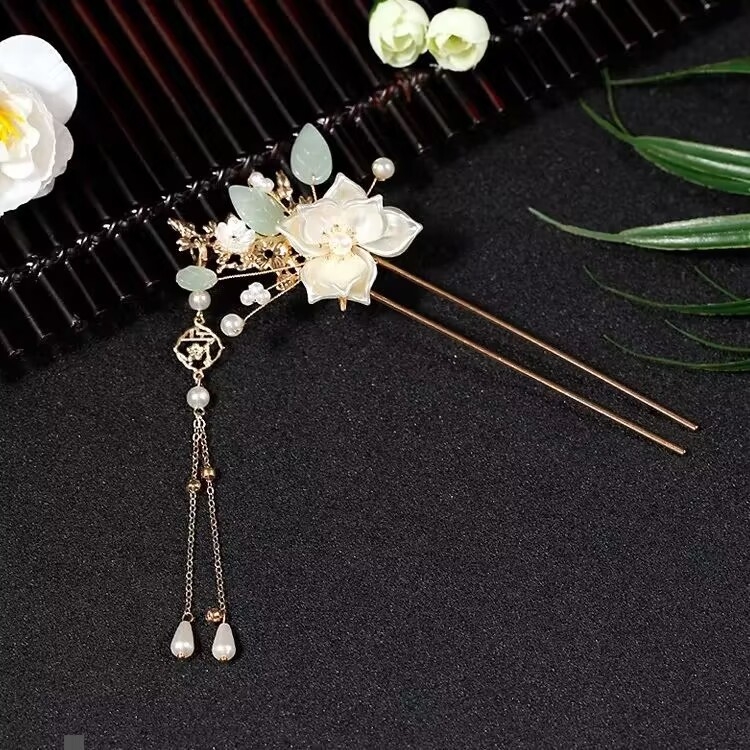 Hanfu hajdíszek készlet camellia motívummal, szív alakú dizájn, bojtos hajcsatok és hajkefe, elektroplatinált ötvözet, egyedi csomagolás