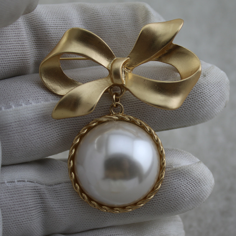 Broš s mašnicom od legure — ugravirani umjetni i poludrago kamenje, stil za parove