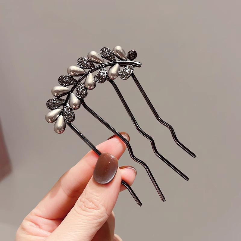 Hajdísz: hátulsó koponyatetőhöz tartó csat, strasszos gyöngyökkel, négyágú fésű, fém anyag, etnikus női stílus, gyémántos felület