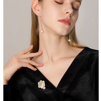 Mesingana broš s kamelijom i perlama, unisex, uredski stil, cvjetni dizajn