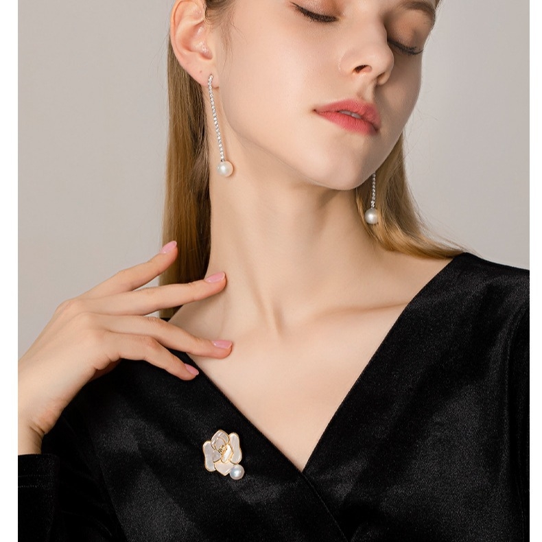 Mesingana broš s kamelijom i perlama, unisex, uredski stil, cvjetni dizajn