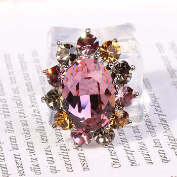 Broš u korejskom stilu s rhinestones – ženski cvjetni dizajn, ugradnja, kamenčići sa zlatnim premazom