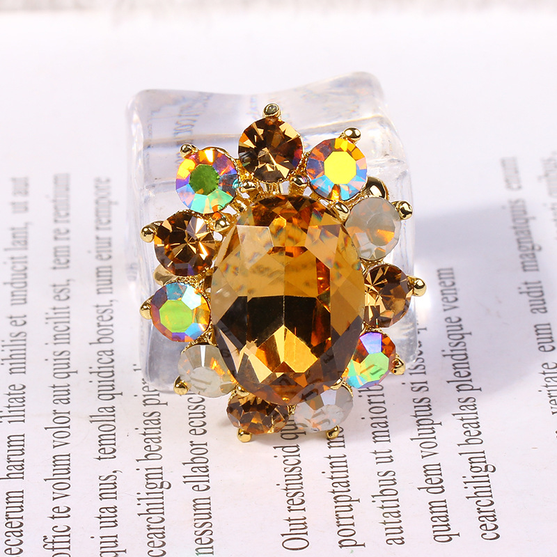 Broš u korejskom stilu s rhinestones – ženski cvjetni dizajn, ugradnja, kamenčići sa zlatnim premazom