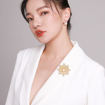 Broš s pahuljom snijega za corsage, dvostruka kopča za šal, elektroplakirani završetak, dizajn jesen 2023, stil Japan i Koreja