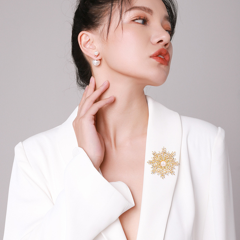 Broš s pahuljom snijega za corsage, dvostruka kopča za šal, elektroplakirani završetak, dizajn jesen 2023, stil Japan i Koreja