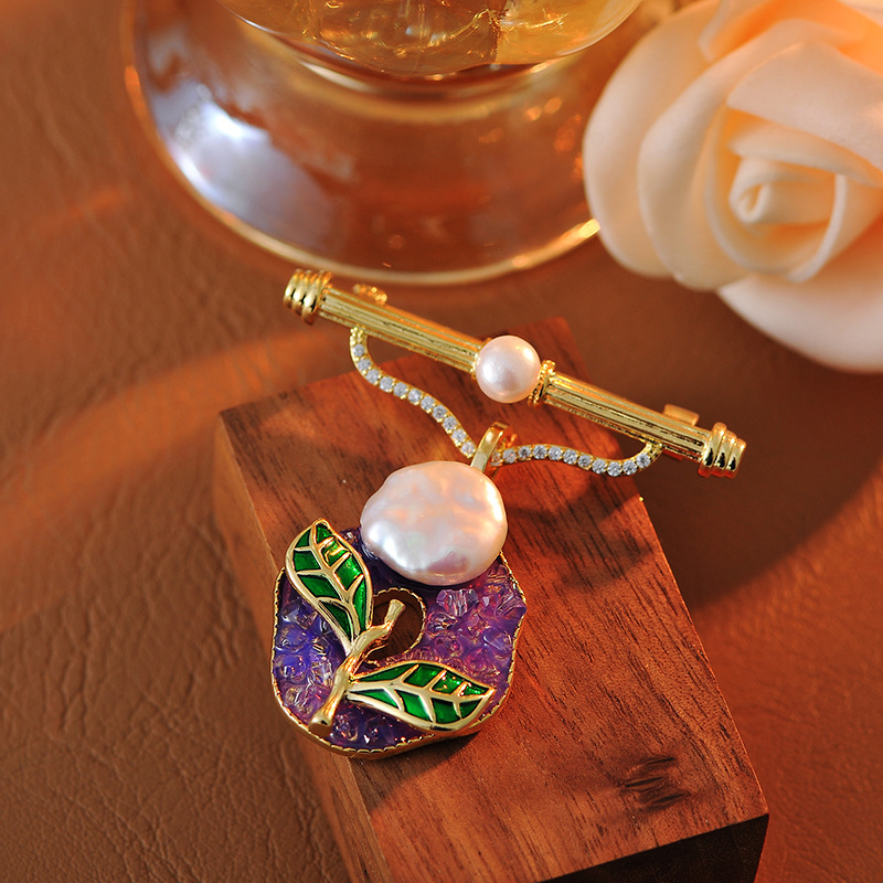 Broš s biserom slatkovodne perle i kristalnom ružom — bakarno legura, cvjetni dizajn, elektroplatiranje, dekorativni dodatak za žene za sakoi/cardigan/šal