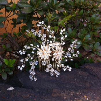 Esküvői fésű fémből, egyszerű női stílus, virágos dizájn fehér kristállyal
