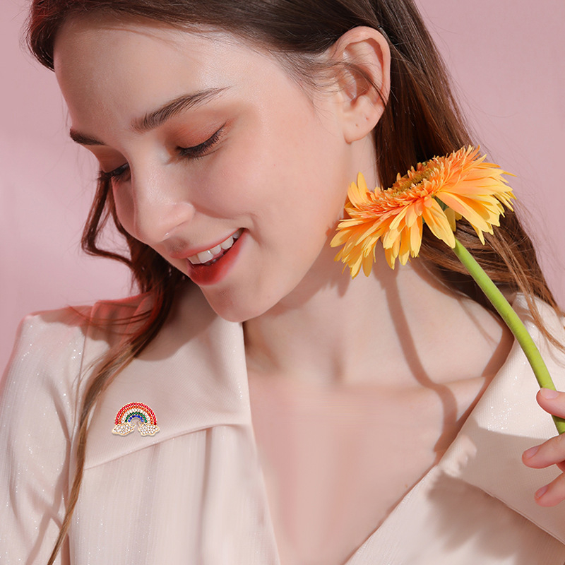 Broșă – material din aliaj, formă curcubeu, prelucrare cu diamante, utilizare duală