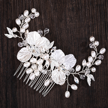 Fém hajcsat gyöngy virággal és aranylevelével, szív alakú dizájn, esküvői hajdísz fehér kristályokkal