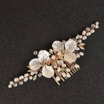 Fém hajcsat gyöngy virággal és aranylevelével, szív alakú dizájn, esküvői hajdísz fehér kristályokkal