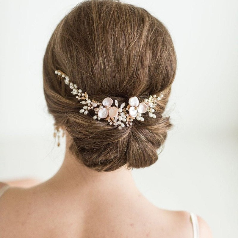 Fém hajcsat gyöngy virággal és aranylevelével, szív alakú dizájn, esküvői hajdísz fehér kristályokkal