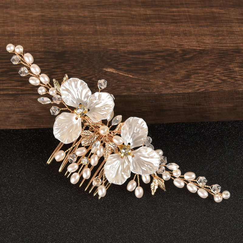 Fém hajcsat gyöngy virággal és aranylevelével, szív alakú dizájn, esküvői hajdísz fehér kristályokkal