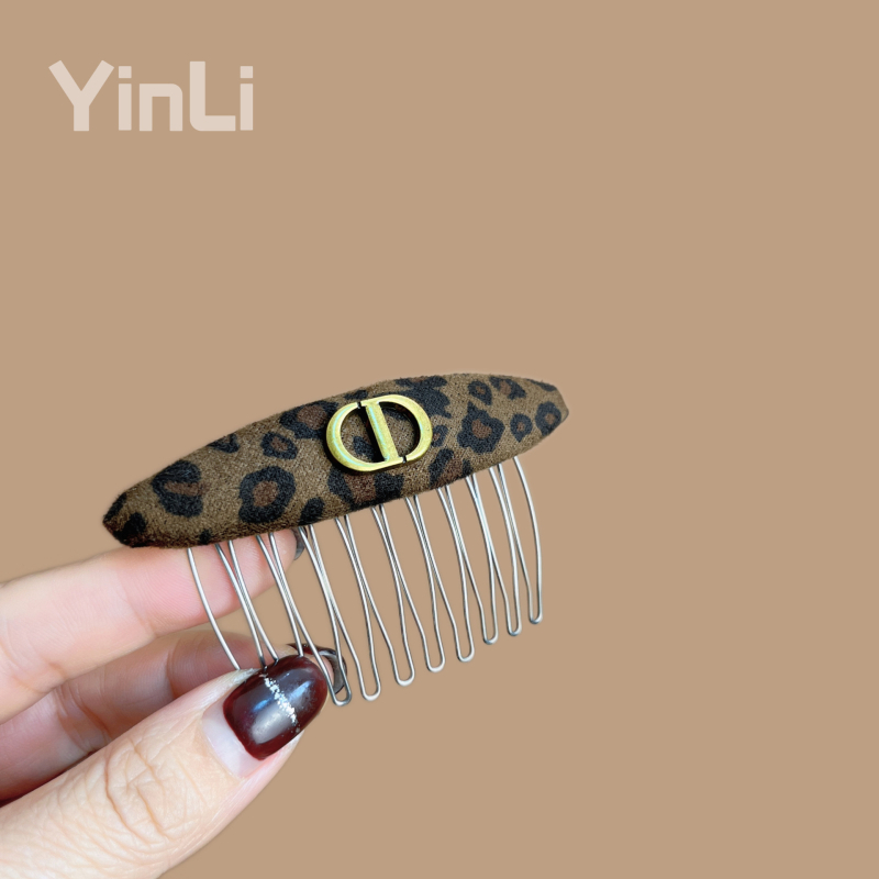 Leopárd mintás hajgörbe vasfogsorral – koreai stílusú hajkiegészítő, textil anyagból, kézzel készített, geometriai dizájn