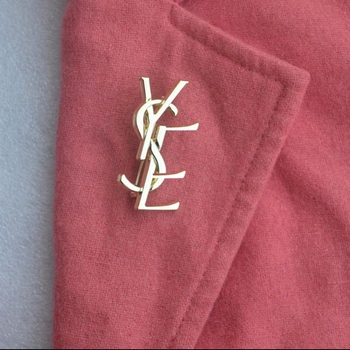 Broșă din aliaj de zinc, design cu litere, pentru decorarea hainelor, unisex, stil Net Red Wind (Material: aliaj de zinc; Modelare: litere; Tratare: electroplacare; Tip: brosă; Funcție: decorare)