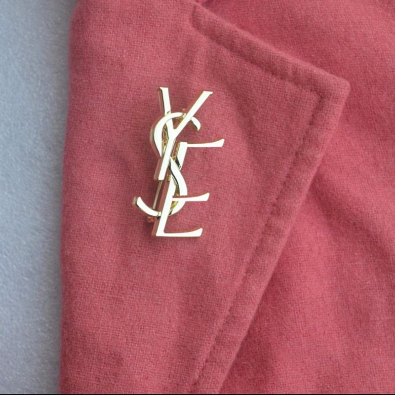 Broșă din aliaj de zinc, design cu litere, pentru decorarea hainelor, unisex, stil Net Red Wind (Material: aliaj de zinc; Modelare: litere; Tratare: electroplacare; Tip: brosă; Funcție: decorare)