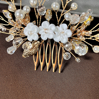 Juukseksessuaar pärlidest ja kristallidest, pööratud kamm, lillekujuline, kudumise tehnika, valged kristallid