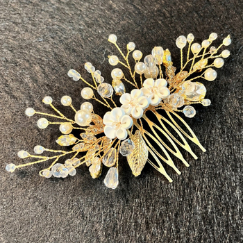 Juukseksessuaar pärlidest ja kristallidest, pööratud kamm, lillekujuline, kudumise tehnika, valged kristallid