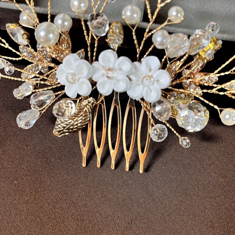 Juukseksessuaar pärlidest ja kristallidest, pööratud kamm, lillekujuline, kudumise tehnika, valged kristallid