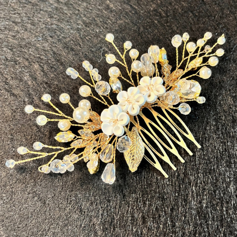 Juukseksessuaar pärlidest ja kristallidest, pööratud kamm, lillekujuline, kudumise tehnika, valged kristallid