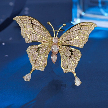 Réz alapú pillangó bross cirkóniával díszített, női divat kiegészítő, fémbe bevonva