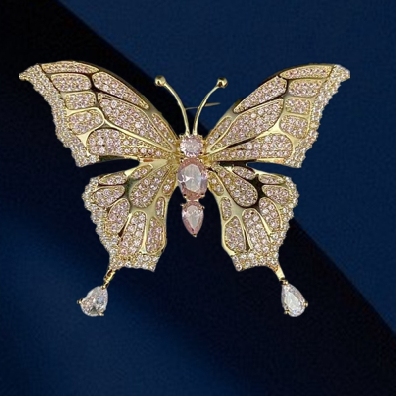 Réz alapú pillangó bross cirkóniával díszített, női divat kiegészítő, fémbe bevonva