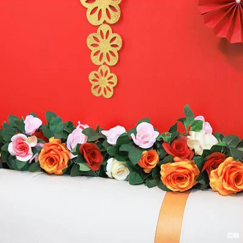 Изкуствени цветя и лози с рози за украса на спалня и сватбено помещение; диамантени акценти. Материали: пластмаса, коприна, пан-изтъкана тъкан. Техника: ембос, инжекционно формоване. Приложение: сватба, фотосесия, домашна декорация.