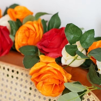 Изкуствени цветя и лози с рози за украса на спалня и сватбено помещение; диамантени акценти. Материали: пластмаса, коприна, пан-изтъкана тъкан. Техника: ембос, инжекционно формоване. Приложение: сватба, фотосесия, домашна декорация.