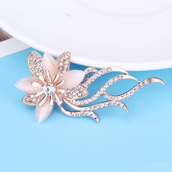 Broșă – Material: aliaj; Stil: feminin, minimalist; Stilizare: flori; Funcție: decorare; Nr. producție: XZ52