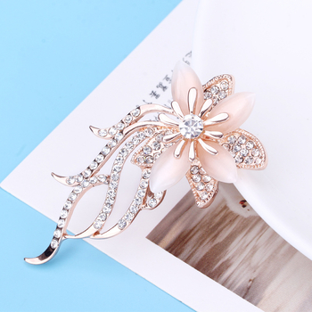 Broșă – Material: aliaj; Stil: feminin, minimalist; Stilizare: flori; Funcție: decorare; Nr. producție: XZ52