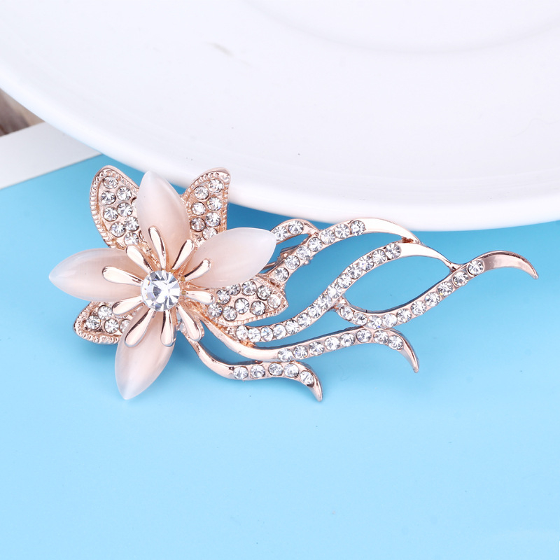 Broșă – Material: aliaj; Stil: feminin, minimalist; Stilizare: flori; Funcție: decorare; Nr. producție: XZ52