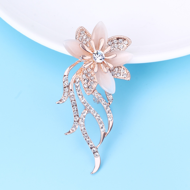 Broșă – Material: aliaj; Stil: feminin, minimalist; Stilizare: flori; Funcție: decorare; Nr. producție: XZ52