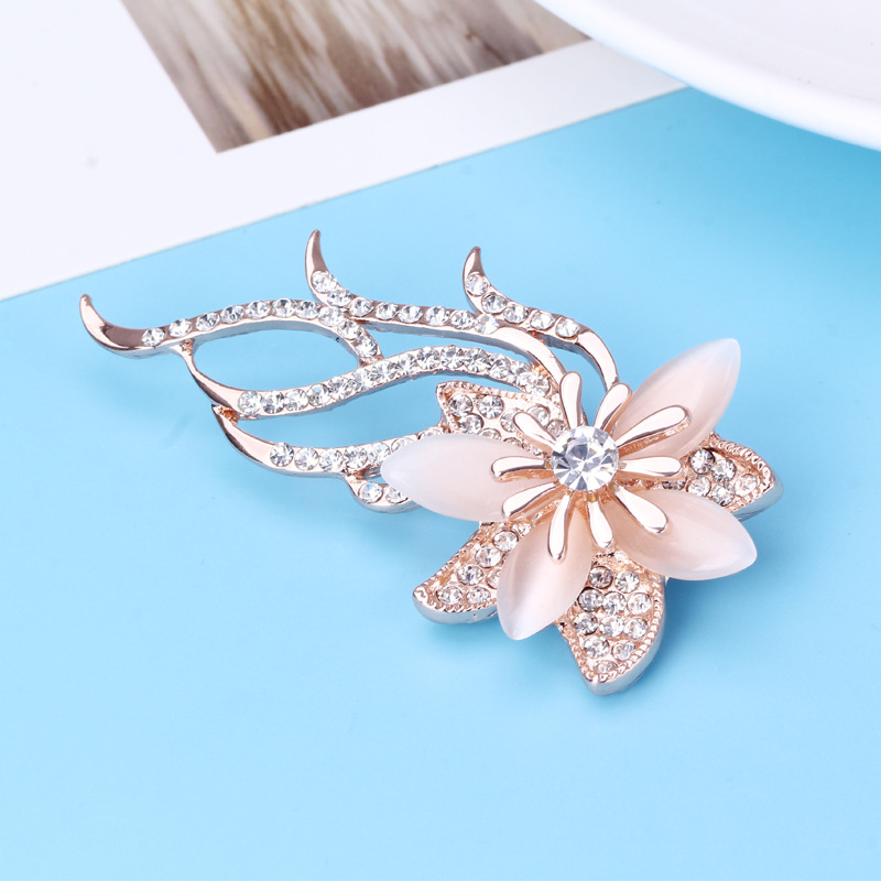 Broșă – Material: aliaj; Stil: feminin, minimalist; Stilizare: flori; Funcție: decorare; Nr. producție: XZ52