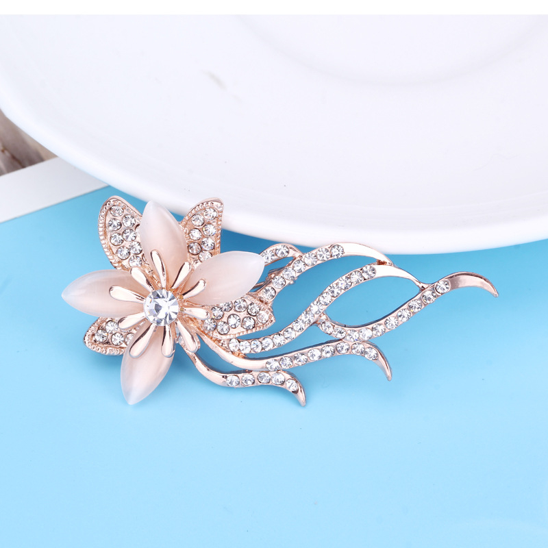 Broșă – Material: aliaj; Stil: feminin, minimalist; Stilizare: flori; Funcție: decorare; Nr. producție: XZ52