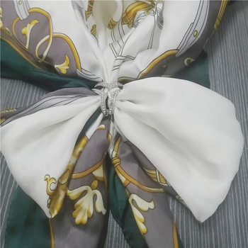 Ötvözet brossa kendőhöz/kendőhöz, szív alakú dizájn, X-típusú háromgyűrűs csattal, aranyozott felülettel, női irodai kiegészítő