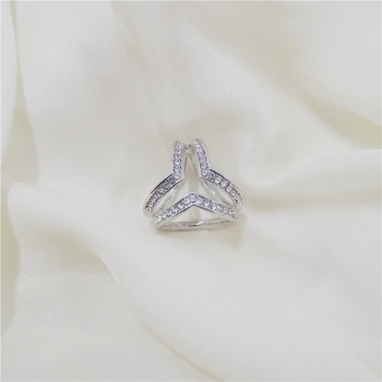 Ötvözet brossa kendőhöz/kendőhöz, szív alakú dizájn, X-típusú háromgyűrűs csattal, aranyozott felülettel, női irodai kiegészítő