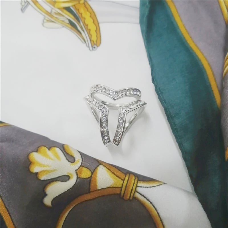 Ötvözet brossa kendőhöz/kendőhöz, szív alakú dizájn, X-típusú háromgyűrűs csattal, aranyozott felülettel, női irodai kiegészítő