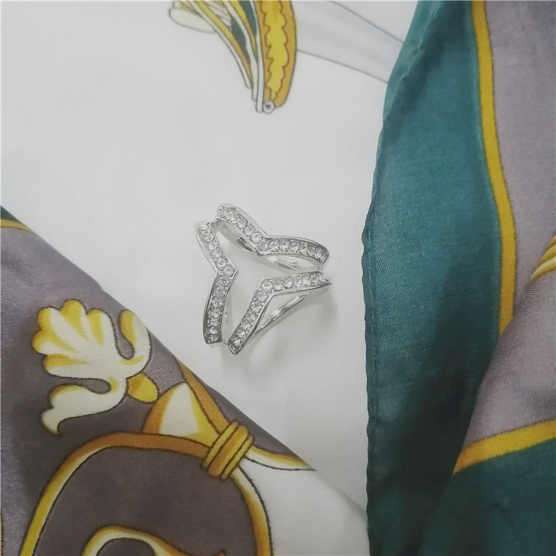 Ötvözet brossa kendőhöz/kendőhöz, szív alakú dizájn, X-típusú háromgyűrűs csattal, aranyozott felülettel, női irodai kiegészítő