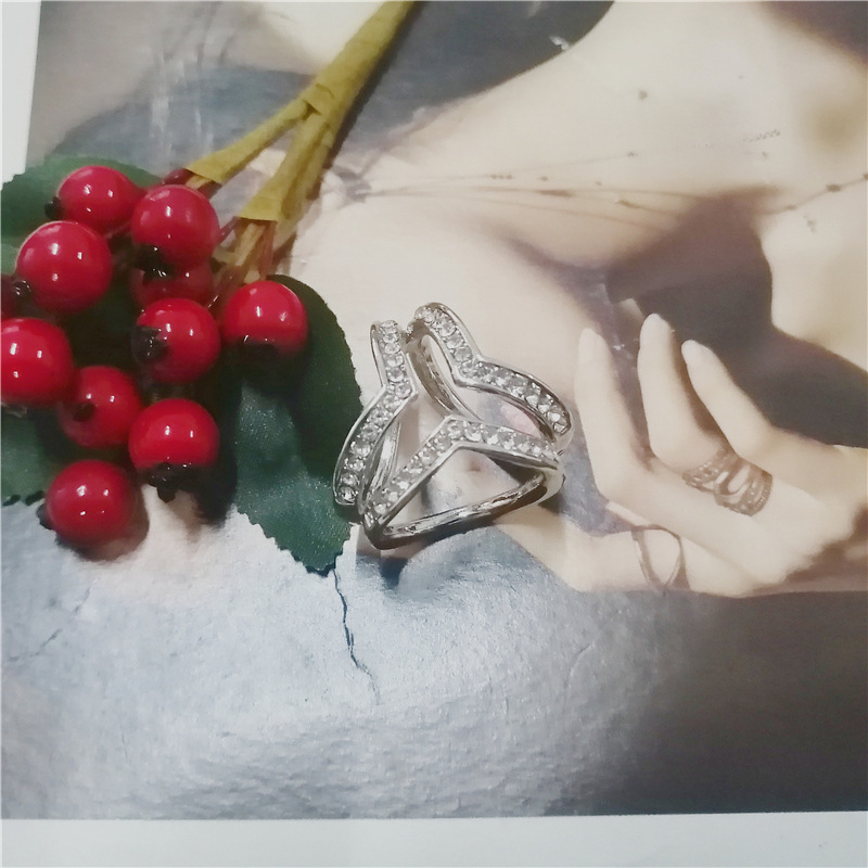 Ötvözet brossa kendőhöz/kendőhöz, szív alakú dizájn, X-típusú háromgyűrűs csattal, aranyozott felülettel, női irodai kiegészítő