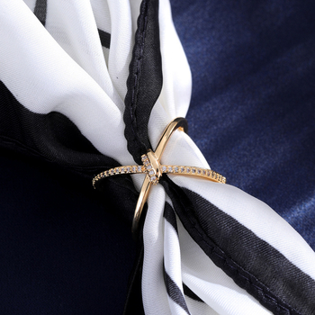 Háromgyűrűs réz sálcsat X-alakú csattal — geometriai forma, elektroplattázott bevonat, modell K017, 2025 tavasza