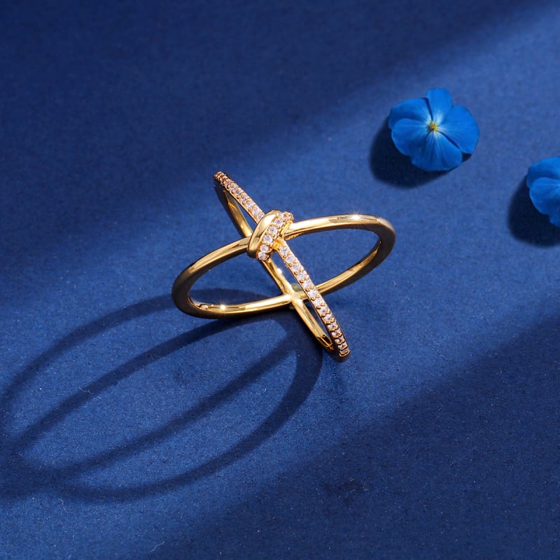 Háromgyűrűs réz sálcsat X-alakú csattal — geometriai forma, elektroplattázott bevonat, modell K017, 2025 tavasza