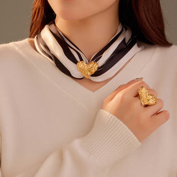 Titánacél sálgyűrű szív alakú textúrával – elektroplakolás, női divatkiegészítő, kettős használat (sál vagy ékszer), Nimai, ősz 2024